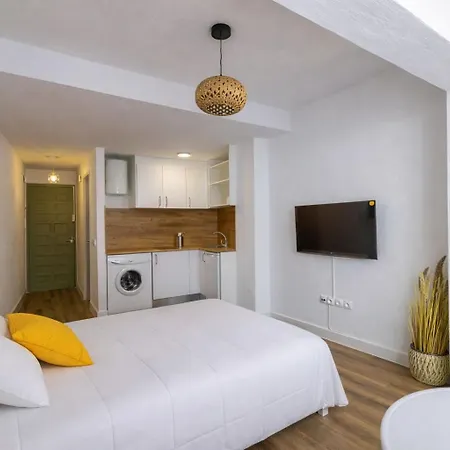 Modern 1 Min Walk To Playa Locos Торевьиа
